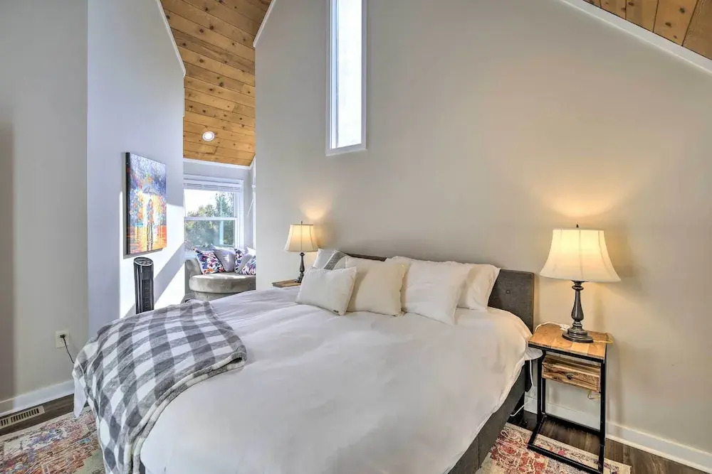 Deck & Mtn Views: 'fain Chalet' in Kingsport