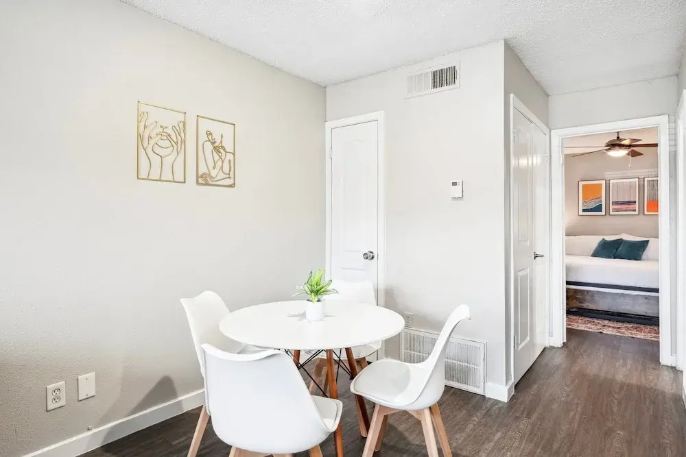 Charming King Bed 1BR w Pool 5 Min to DT