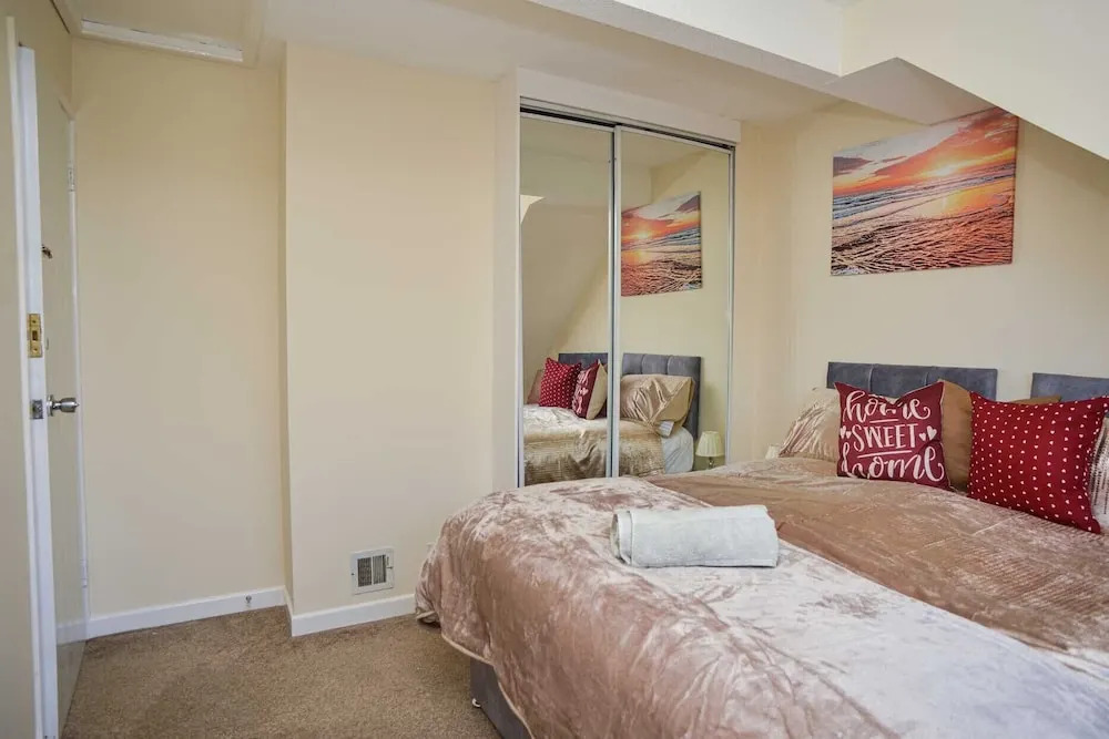 London's Calling U! A Lovely 2 Bedhome Sleeps 1-5!