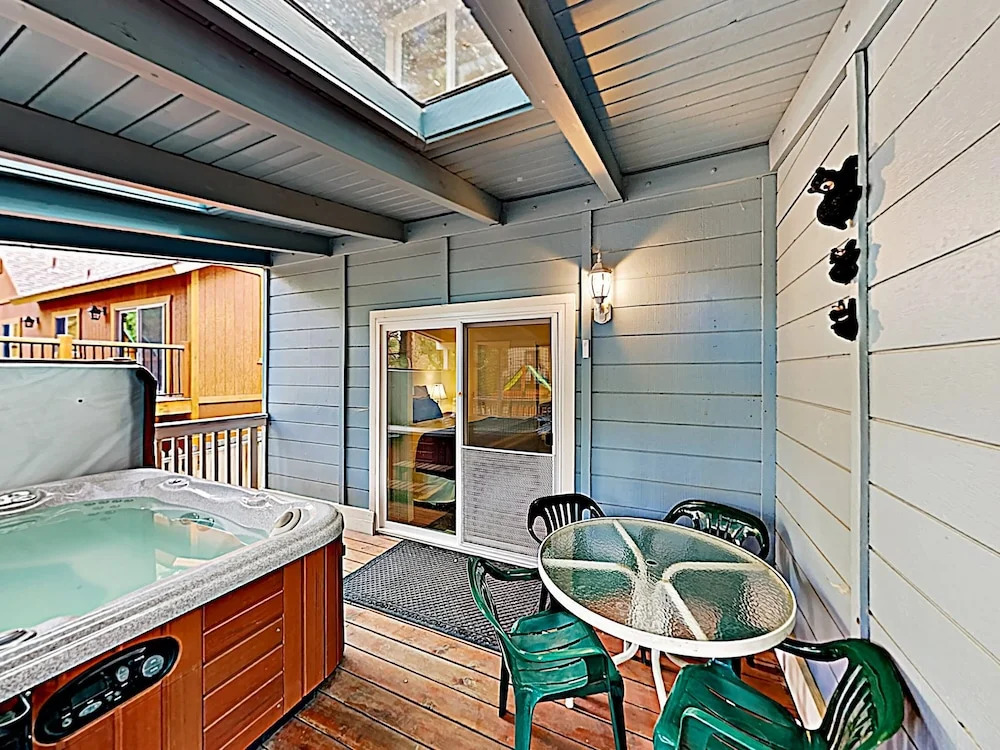 Walk To Slopes! Mountain W/ Private Hot Tub 3 Bedroom Home