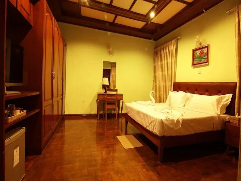 Inn Hundred Moon