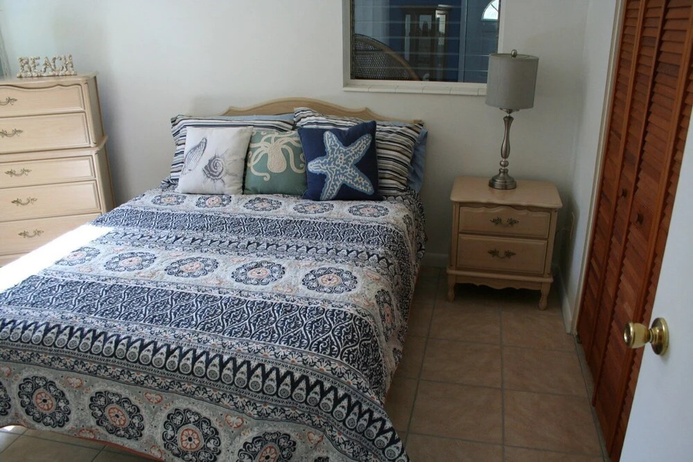 Hibiscus Hacienda - 2 BR Cozy Beach House - Short Walk to the Beach