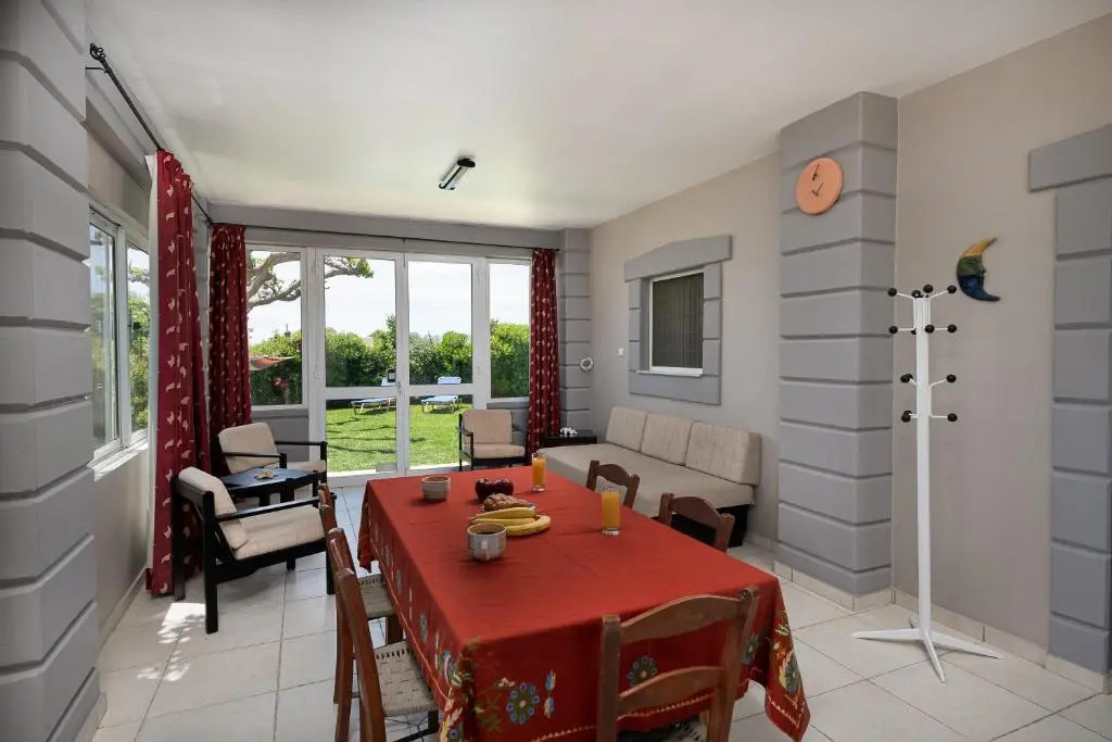 Petrakis Afrathias garden house