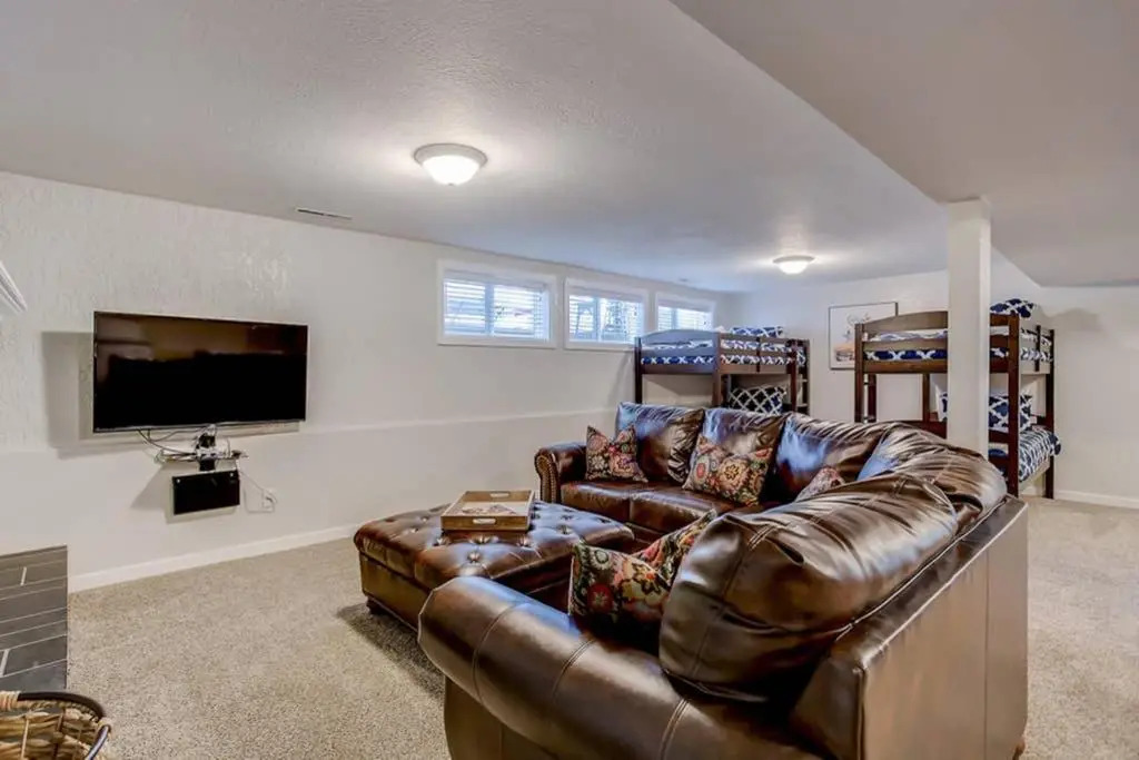 Hot Tub Springs Dream House 5 KING Beds - Sleeps14!