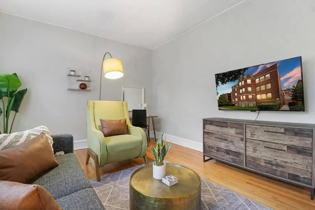 Simple and Roomy 1BR Apt in Evanston