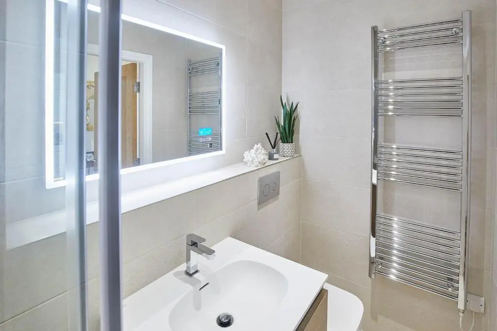 Host Stay Saltwater Suite