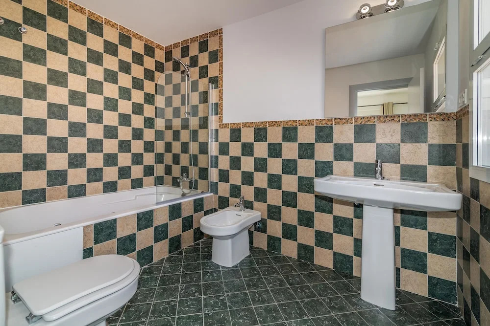 VACATION MARBELLA I Sunny Camelia Villa Heated pool, Recently Renovated, Best Residential Neighborhood in Benalmadena, Short walk to the beach, Cinema Room
