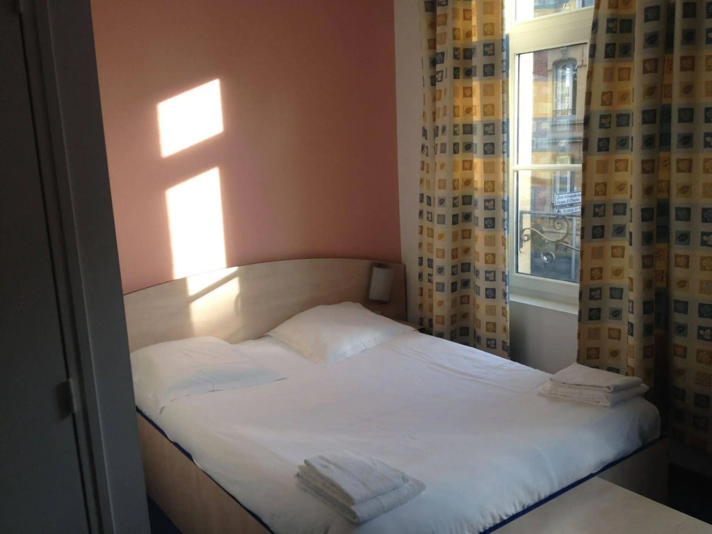 Hotel César climatisation dans la majorité des chambres Centre-ville Gare Charleville-Mézières