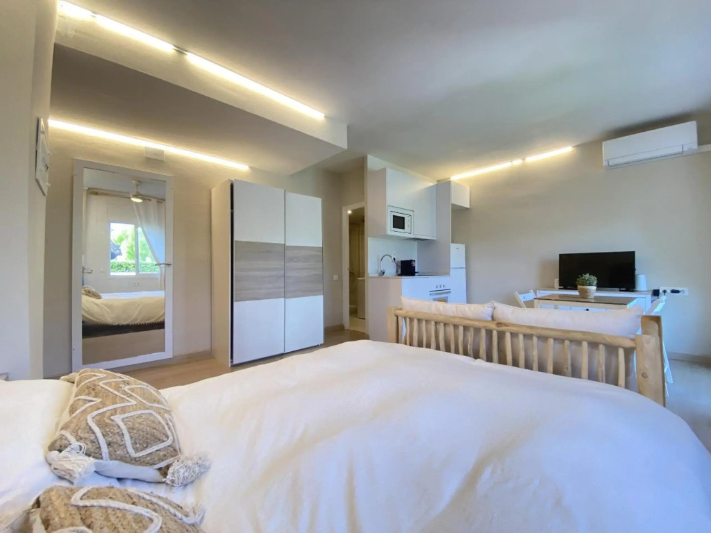 R126 Beachfront Apartment Sant Salvador