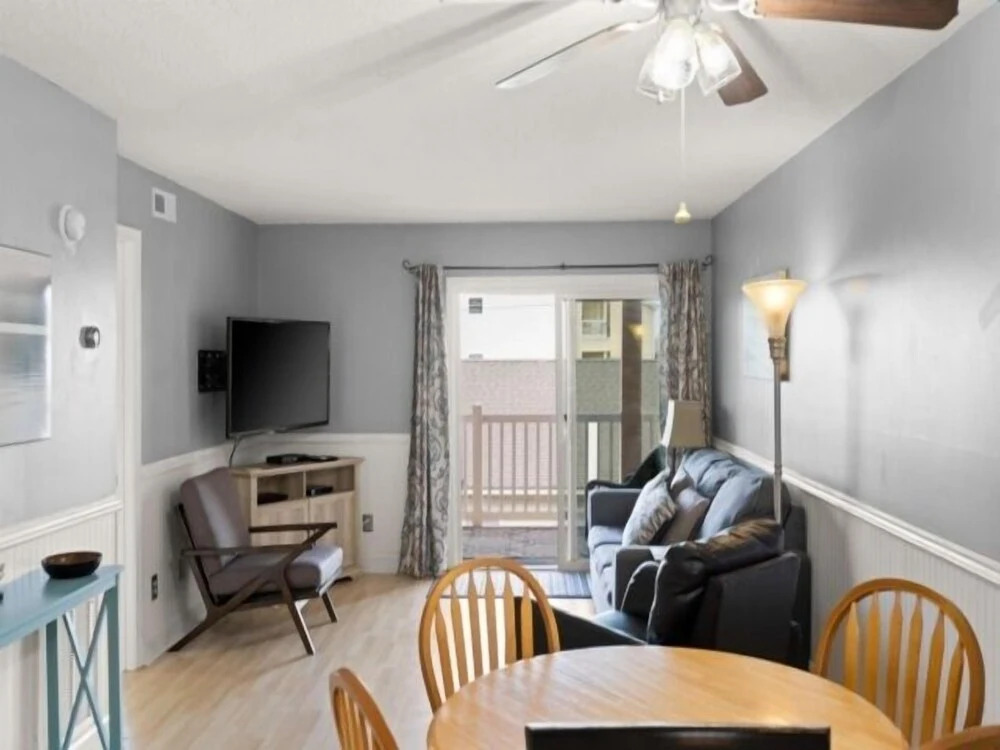 Sand Pebbles A17 - Relax And Unwind. Feel The Sun On Your Shoulders And The Ocean Breezes In Your Hair. 2 Bedroom Condo by RedAwning