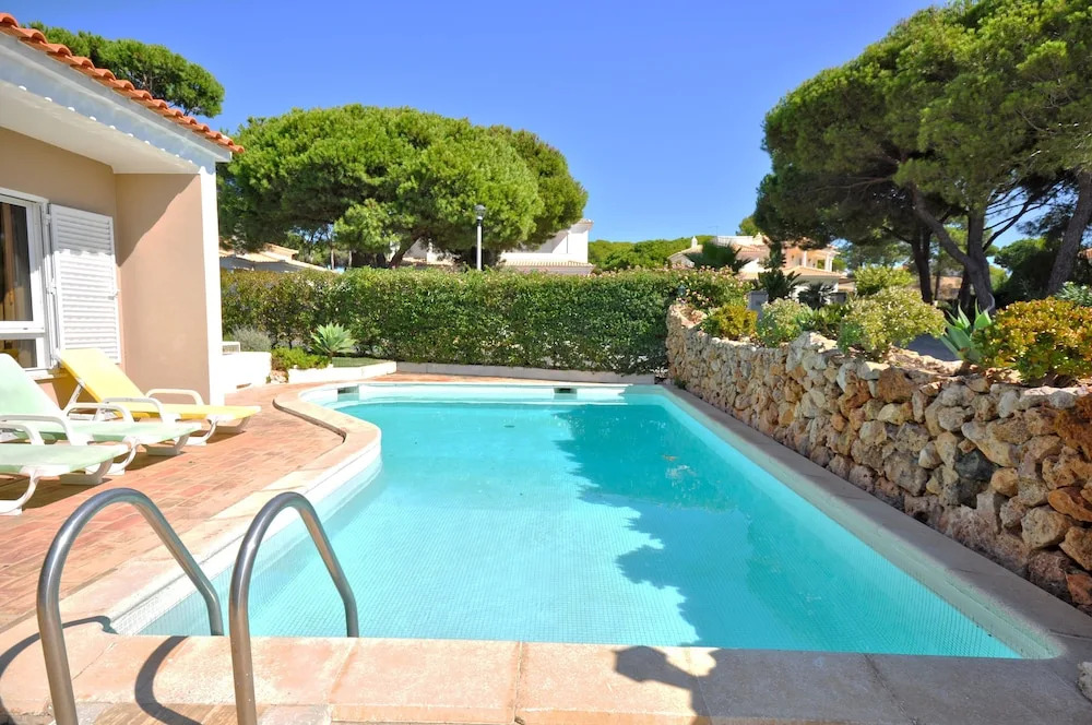Stylish and well-equipped, private pool, close to amenities, free AC Wifi