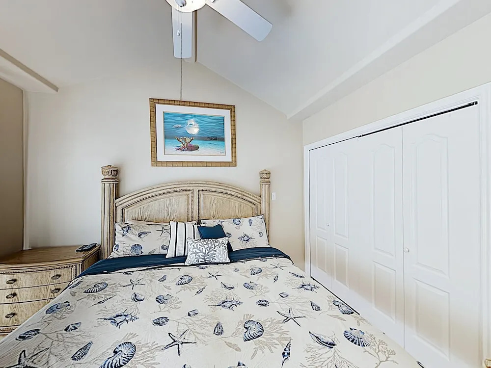 New Listing! Island W/ Pool, Walk To Beach 2 Bedroom Condo