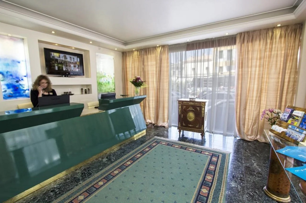 Triton Hotel Piraeus