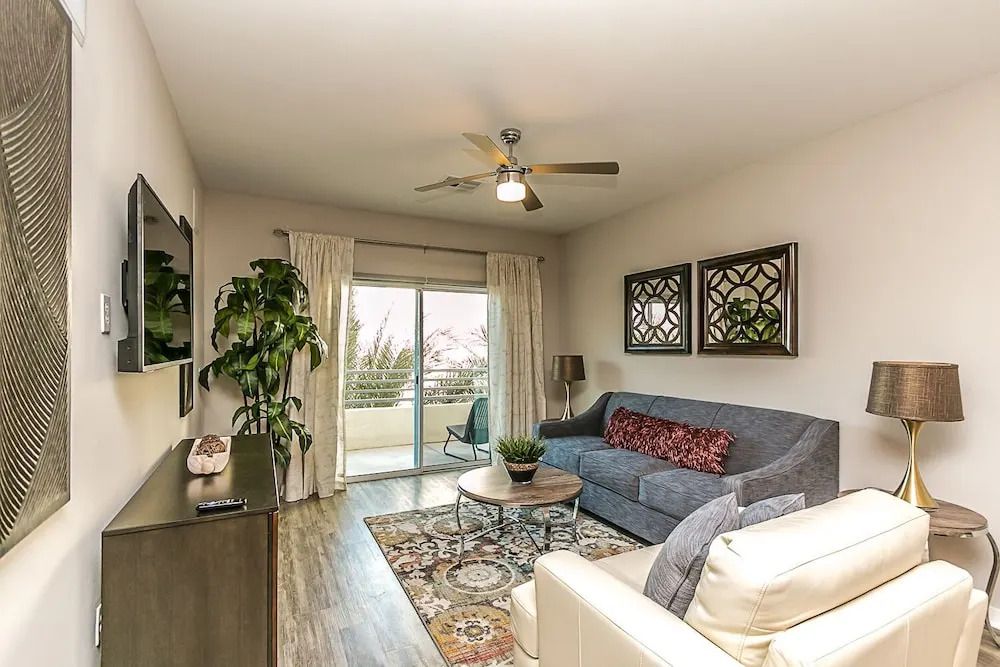 Upscale King, Pool View, Close to Kierland w/Parking (316)