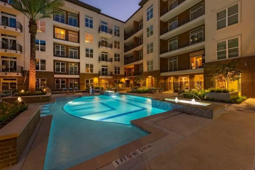 Amazing 1 Bed Apartment with fast wifi,parking gym and pool!