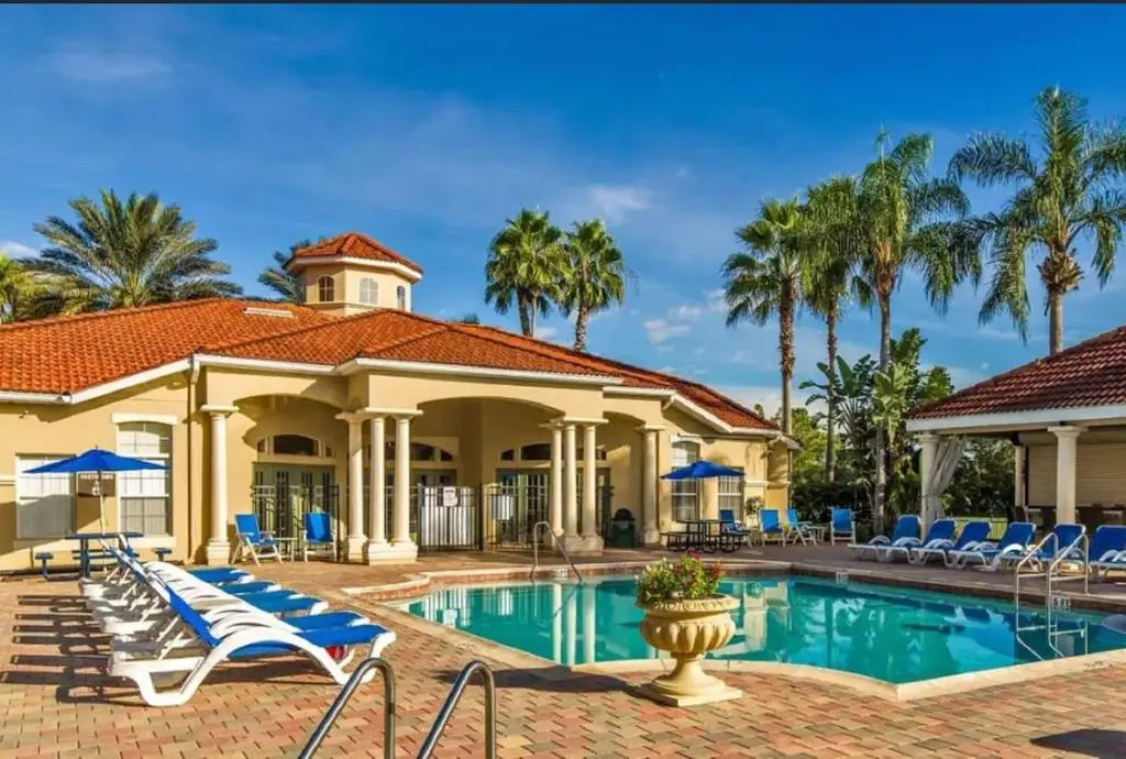 7 Bedroom, 4.5 Bath & Enclosed Pool. Lake View and 3 Miles to Disney!