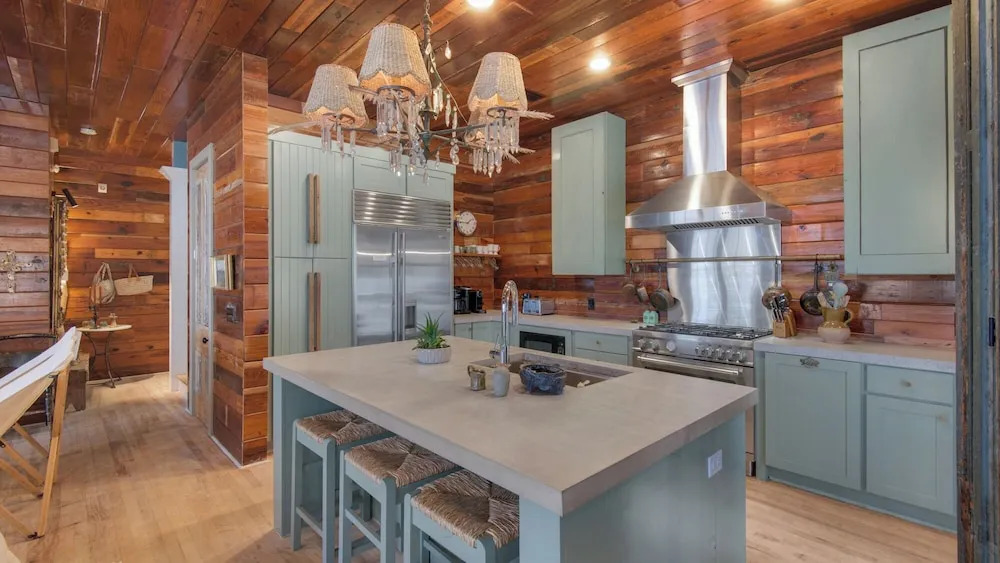 3br/3.ba With Dock, Deck/balcony and Fireplace