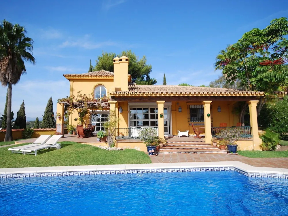 Holiday Villa near Fuengirola with Private Swimming Pool in Green Oasis