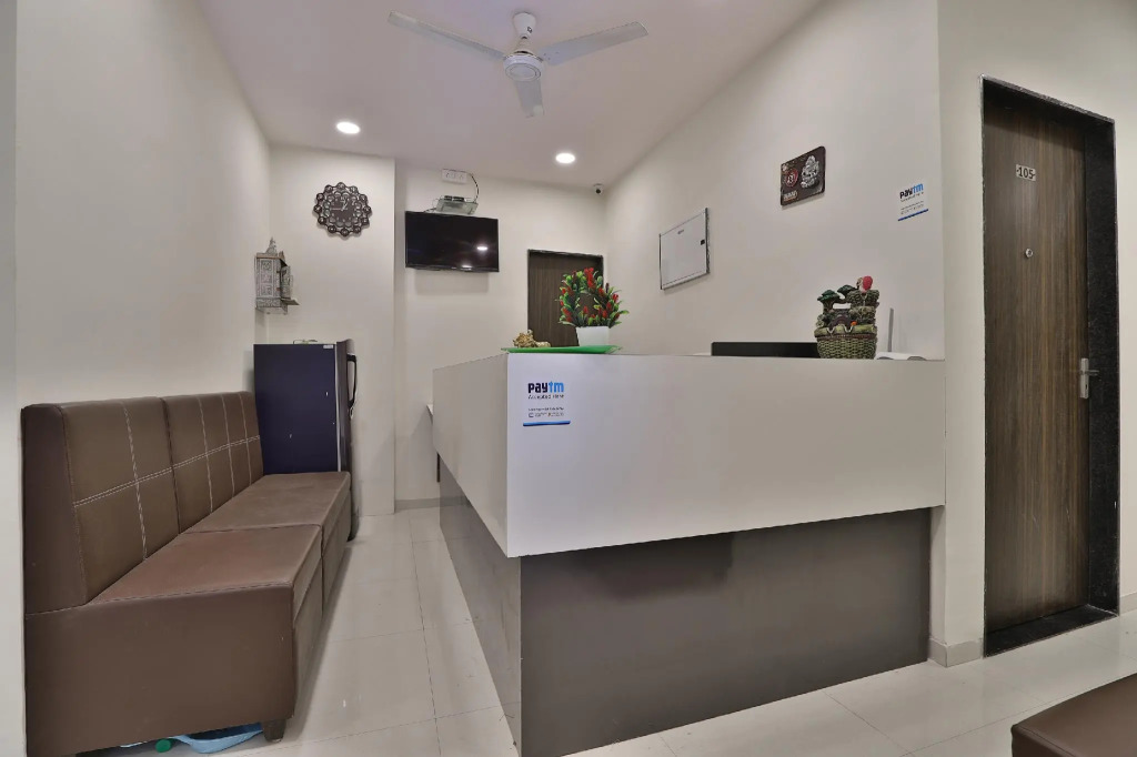 OYO 42957 Hotel Radhanand