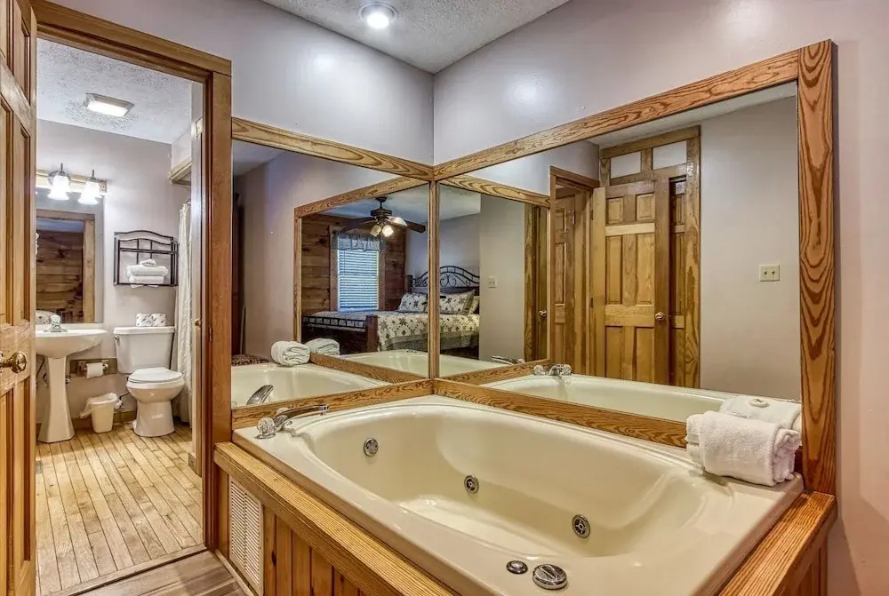 ER15 - A Bears Life Great location - Close to town! cabin