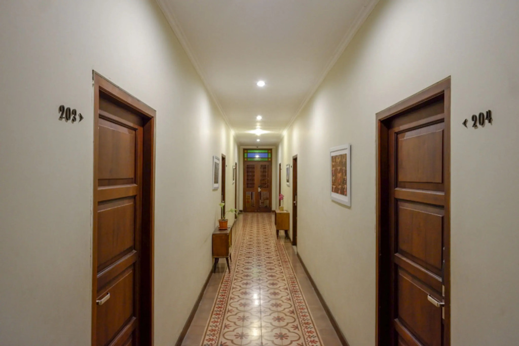 RedDoorz near Hartono Mall