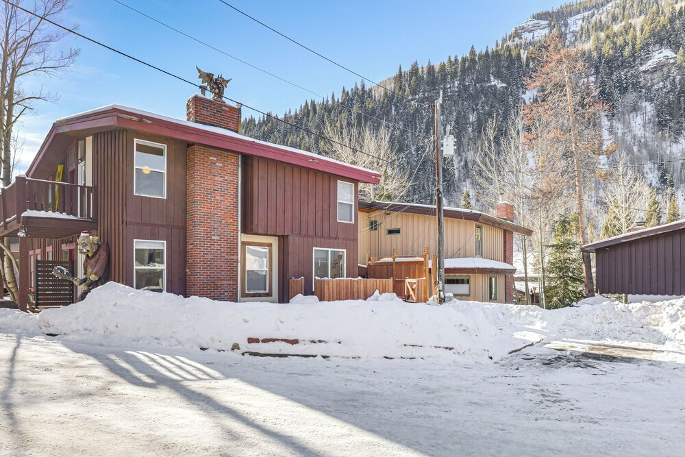 Newly Renovated, Modern Mtn Getaway: Pets Welcome