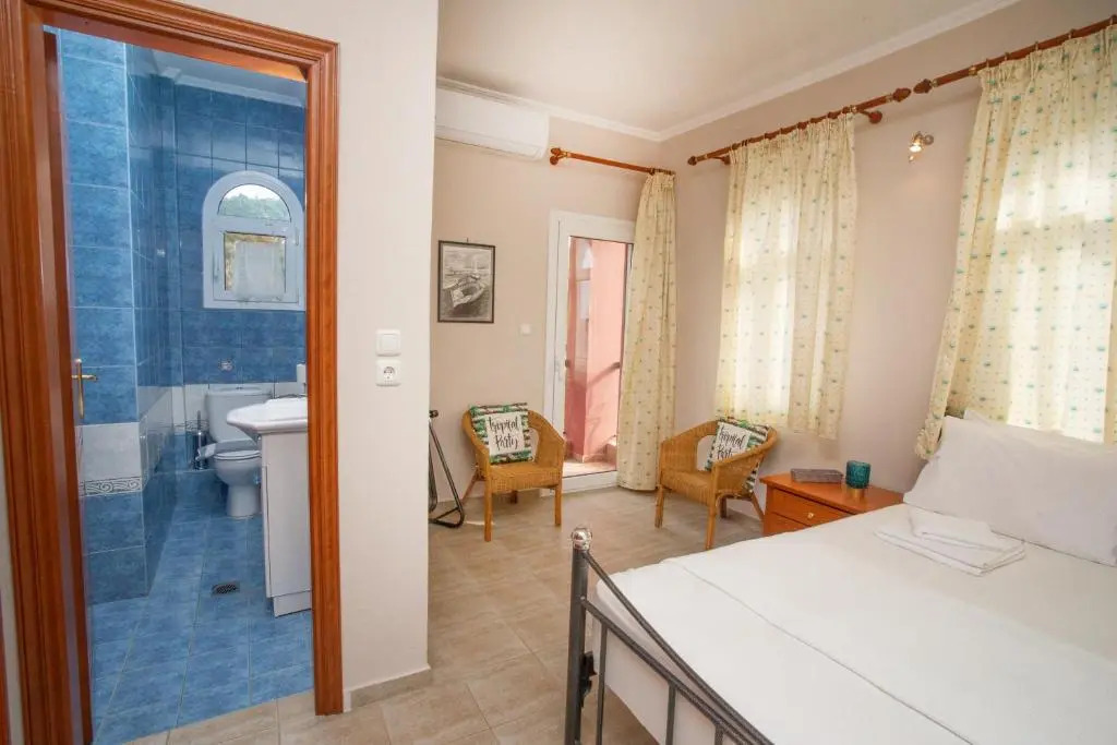 Private 6-bdrm Villa with garden 150m to beach