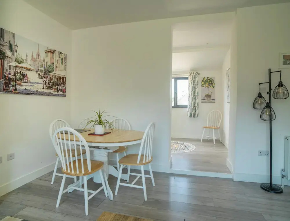 Modern Apartment in the Cotswolds Sleeps 6