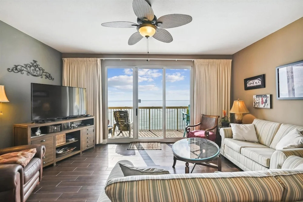 Calypso 1207 West 1 Bedroom Home by RedAwning