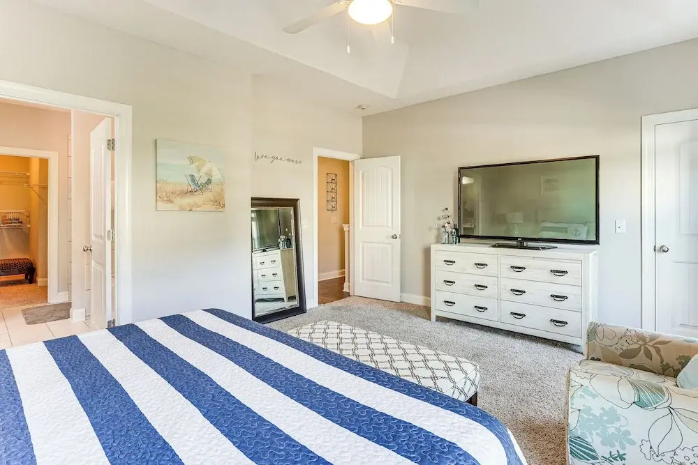 3 Mi to Pier Village: Dog-Friendly St Simons Home