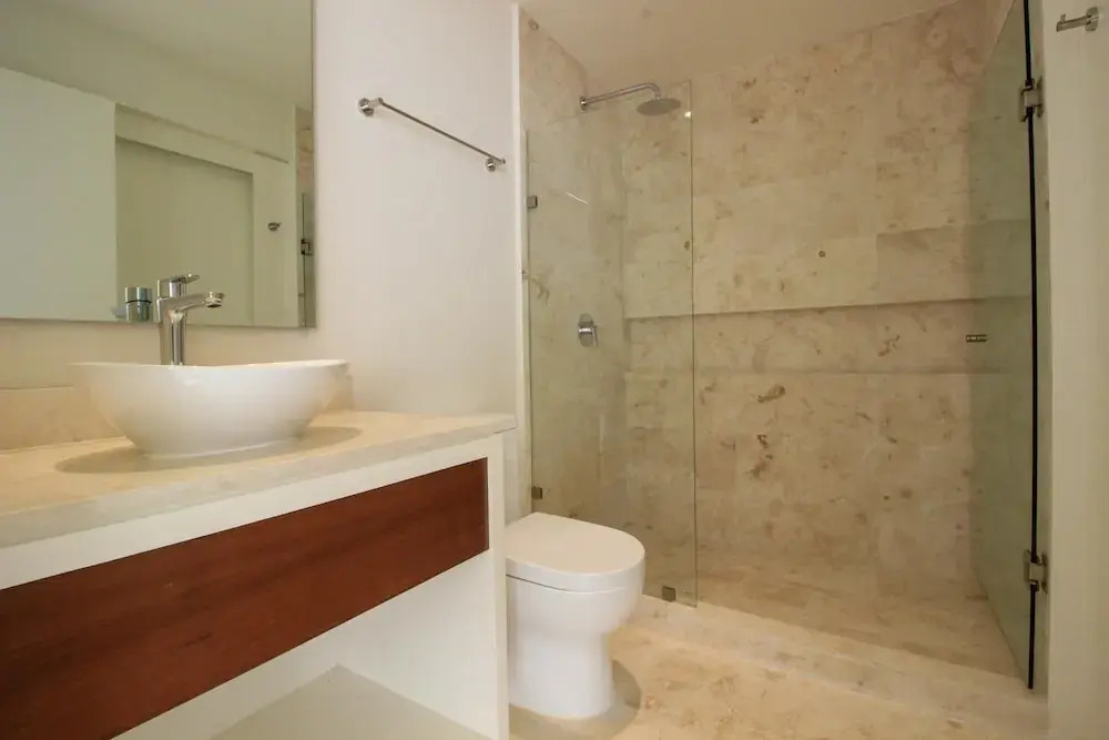 Lovely Charming Condo With Balcony and Great Pool Facilities