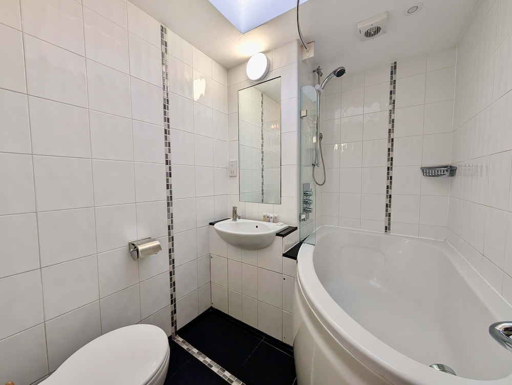 Stunning 4 Bedroom House in Old Windsor