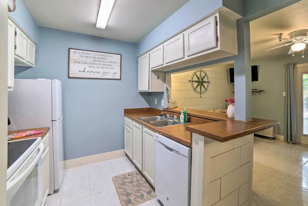 Coastal Studio w/ Amenities: Walk to Padre Beach!
