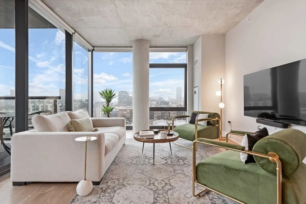 West Loop Duo 2 Stylish 2brs Walk to Dining