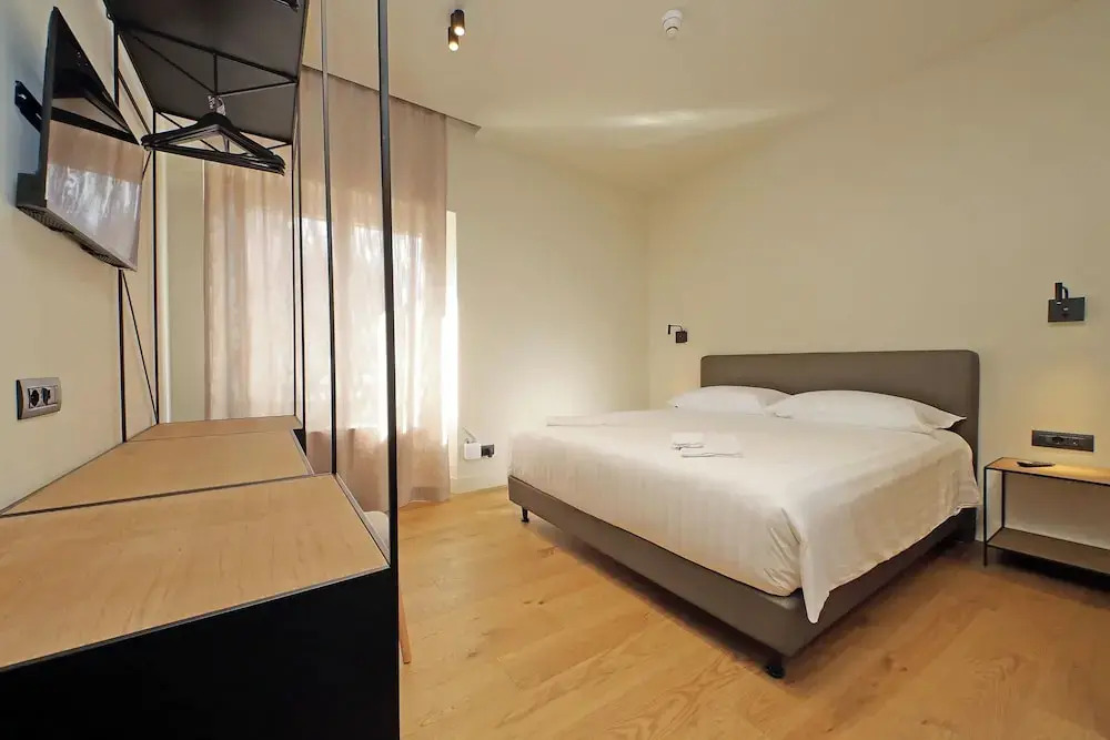 The Place Gallia - New Guesthouse San Giovanni- self check-in -near metro