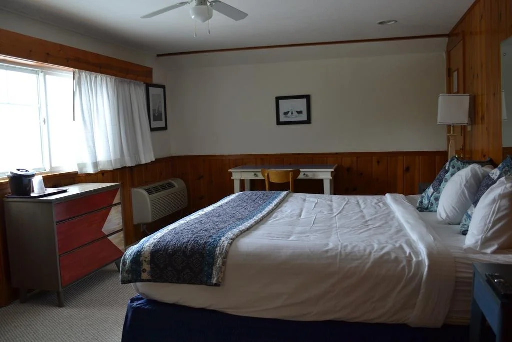 Buzz's Lakeside Inn