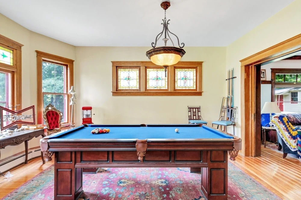 Spacious Victorian Home With Mountain Views And Lots Of Fun Extras!! 5 Bedroom Farmhouse by RedAwning