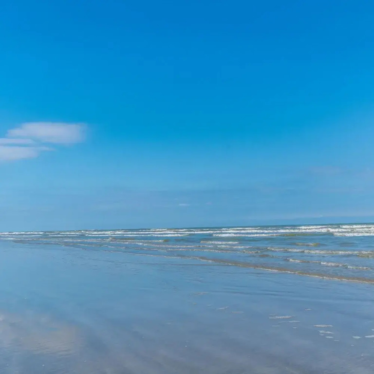 2nd Row Beach Home Ocean Views Old School Vibes - 1 min Walk to Sunny Beach
