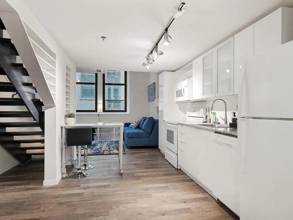 Lavish Downtown Condo with Rooftop Lounge 337