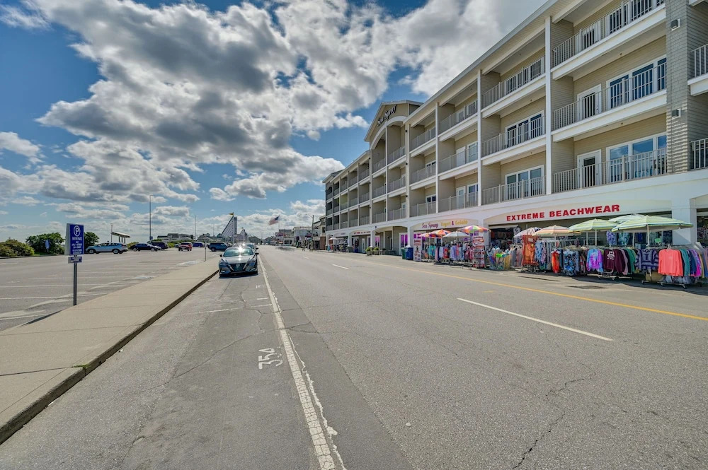 Cozy Hampton Vacation Rental, Walk to Beach!