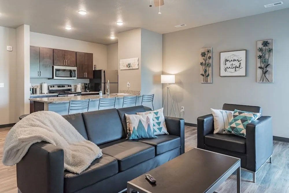 Spacious 2BR Suite W/patio Near Iowa State