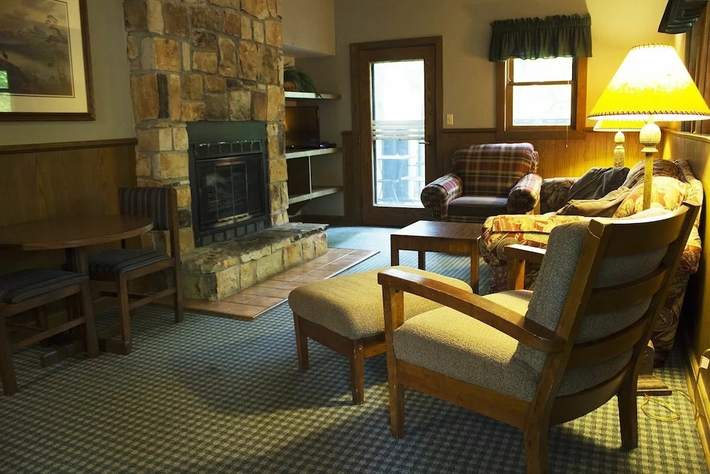 Giant City Lodge