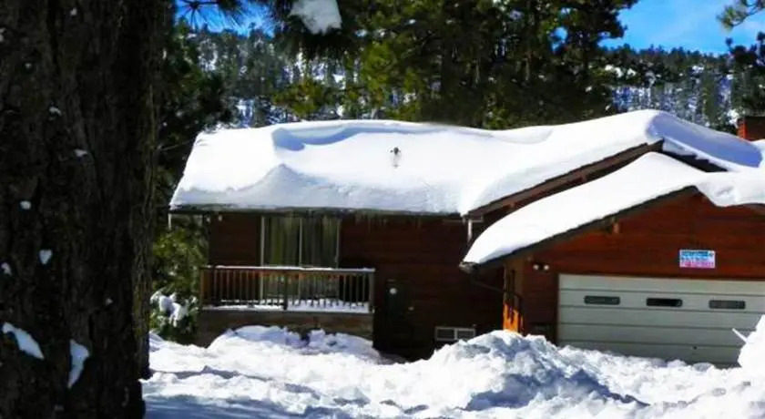 RedAwning A Beary Nice Lakefront
