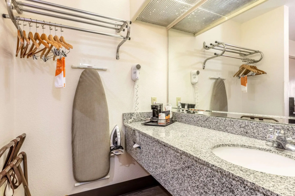 Econo Lodge Inn & Suites Memphis East