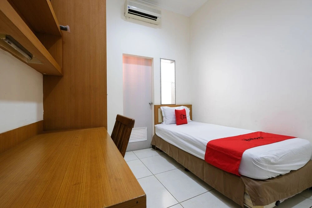 RedDoorz Plus near Simpang Lima
