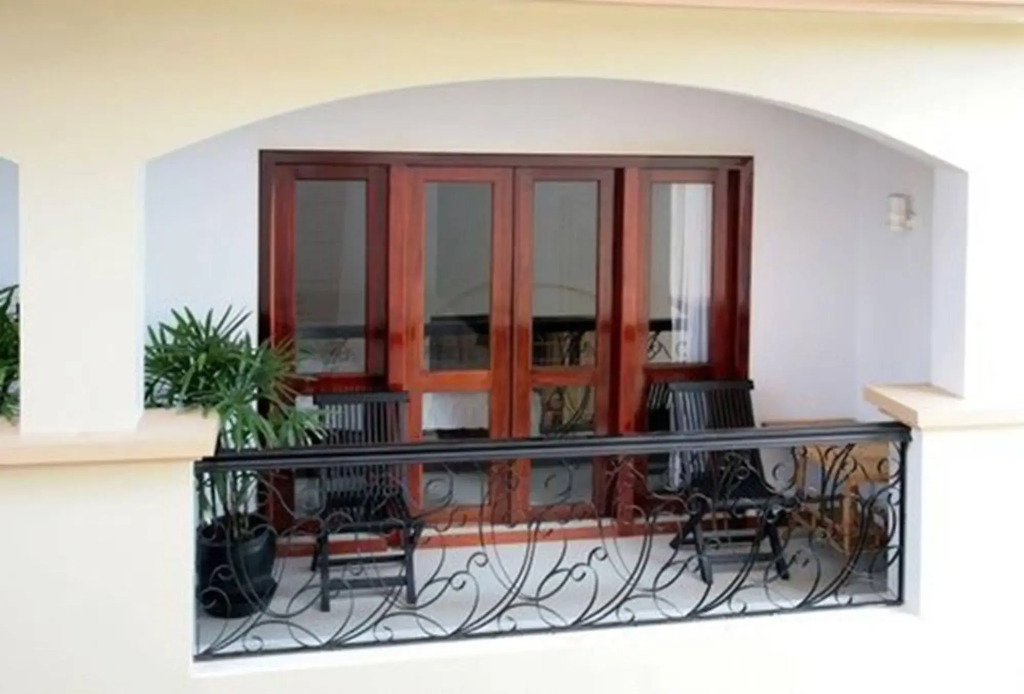 Moms Guesthouse