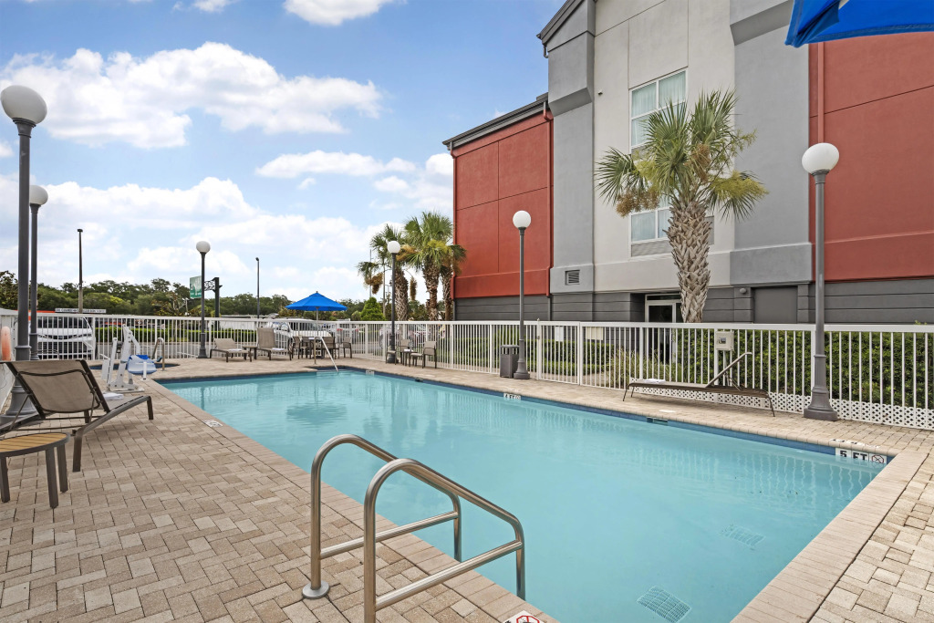 Best Western Plus Chain of Lakes Inn & Suites