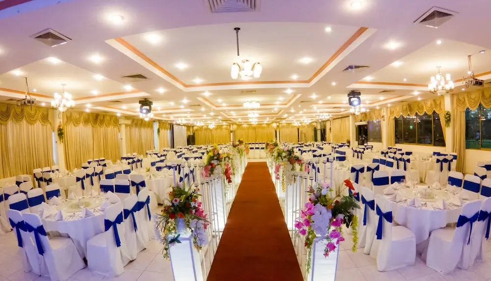 Khách sạn Dìn Ký Cổng Chào Bình Dương
