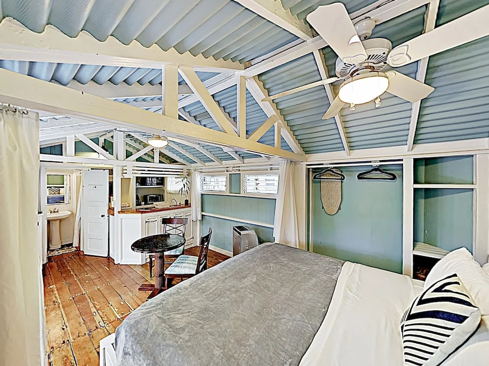 New Listing! Ohana Studio - Steps to Lanikai Beach cabin