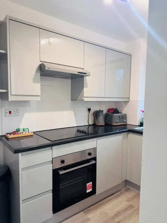 Stylish 1 Bed Flat Lakeside Shopping Mall